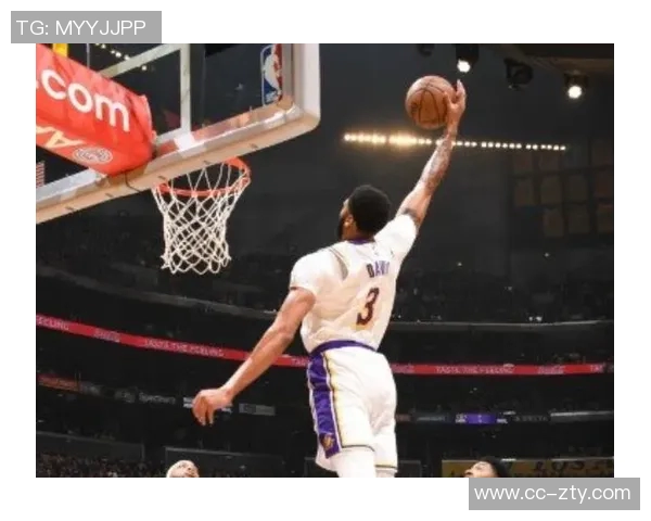 狄龙半场表现抢眼12投7中独揽全队最高15分并贡献3个篮板