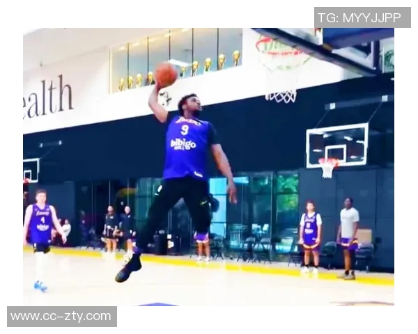 湖人训练热身艾顿与克内克特折返跑展现拼搏精神与团队默契