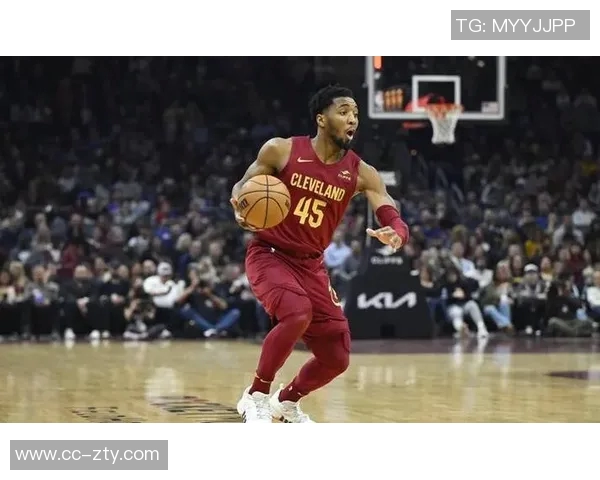 米切尔半场表现低迷8投仅2中三分球全失仅得11分并出现3次失误